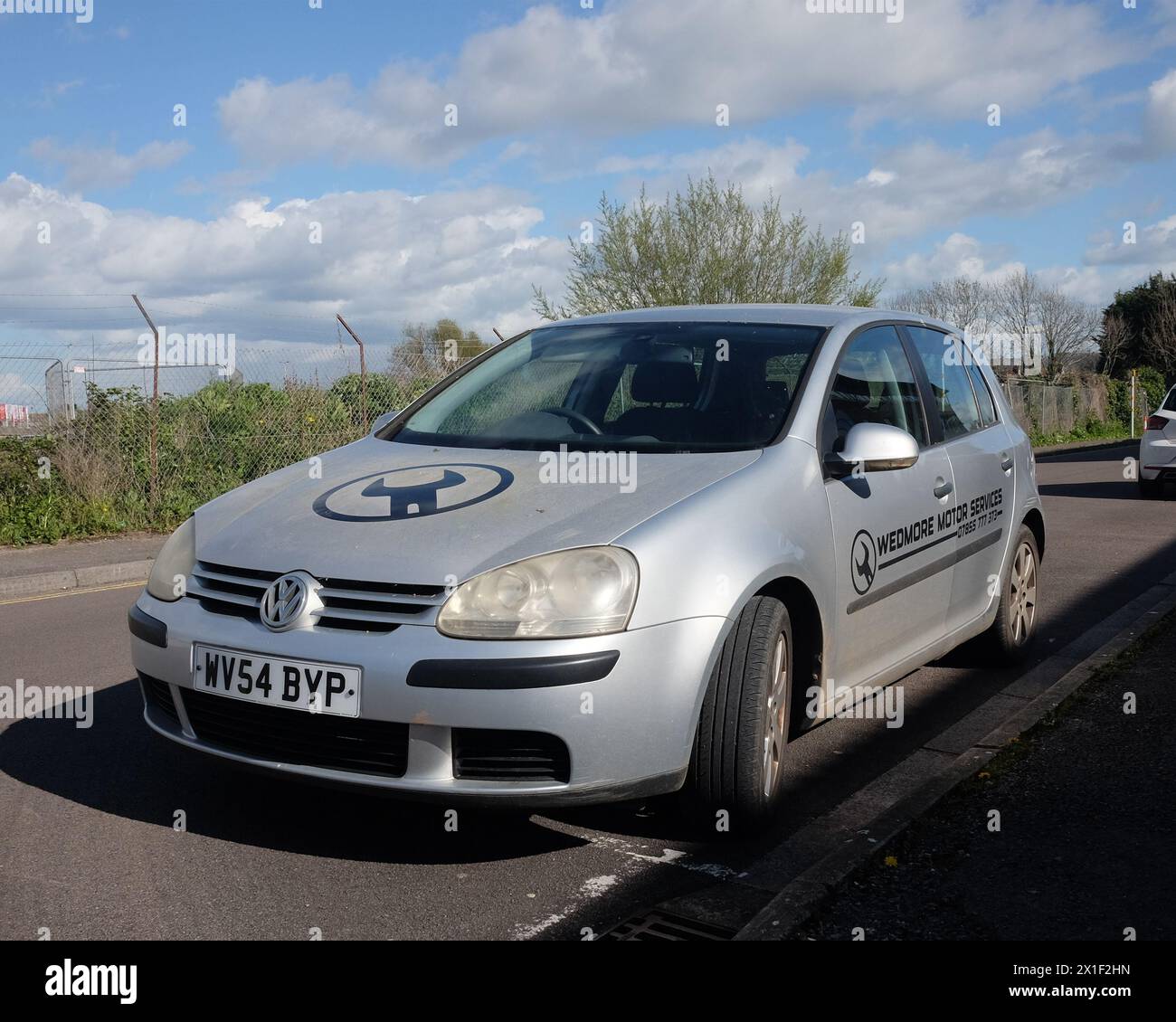 April 2024: Älterer VW-Golf wird als Leihgabe in einer kleinen Garage genutzt Stockfoto