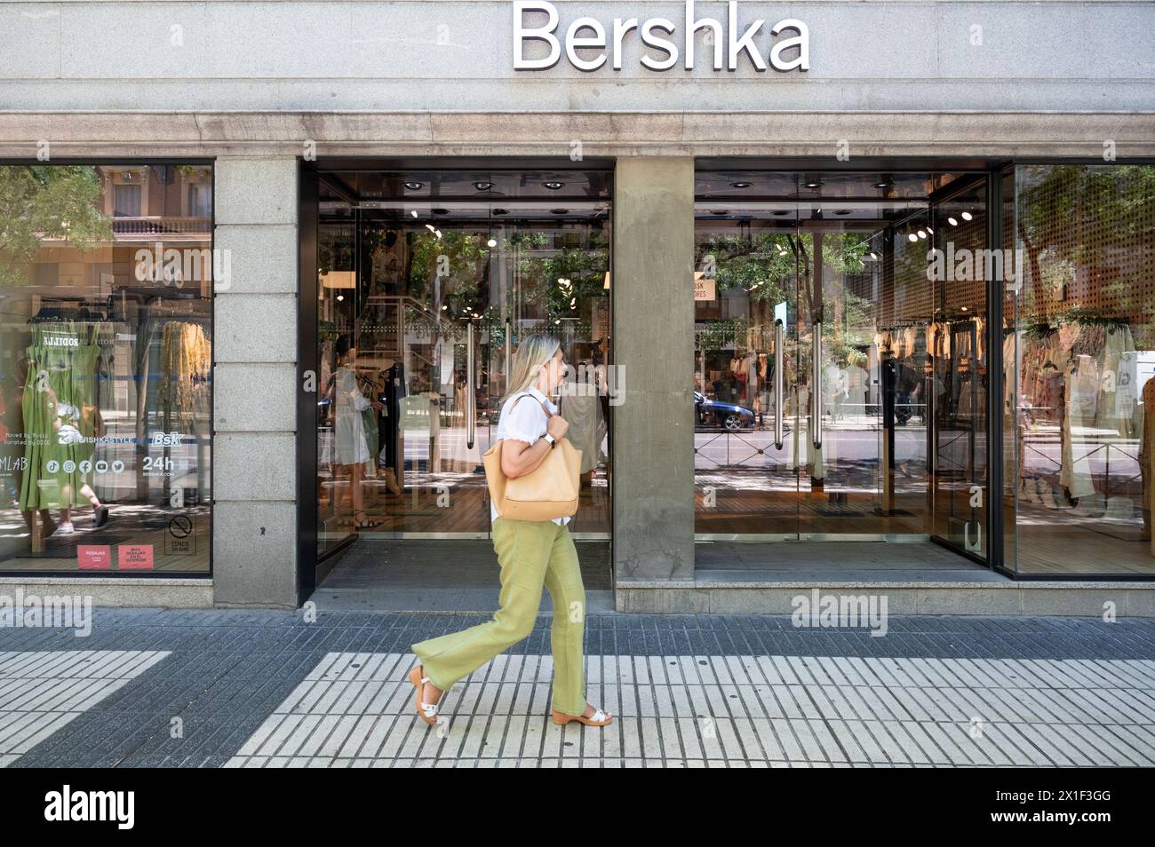 Madrid, Spanien. August 2023. Ein Fußgänger spaziert vorbei an der spanischen Modemarke Inditex, Bershka, in Spanien. (Credit Image: © Xavi Lopez/SOPA Images via ZUMA Press Wire) NUR REDAKTIONELLE VERWENDUNG! Nicht für kommerzielle ZWECKE! Stockfoto