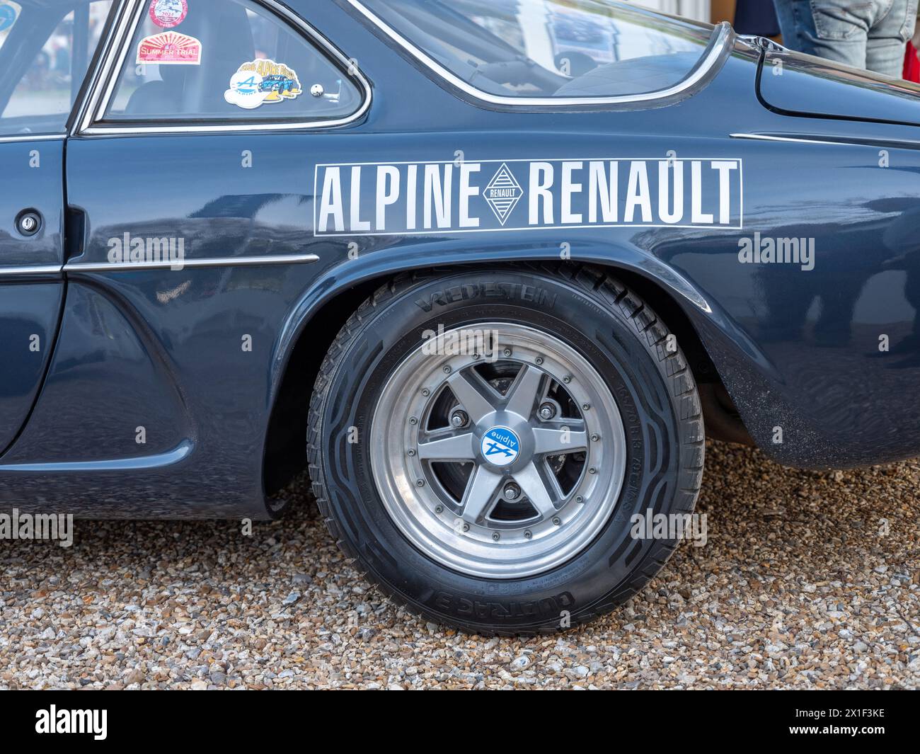 April 2024: Raddetails eines klassischen Apline-Autos beim 81. Mitgliedertreffen in Goodwood Stockfoto