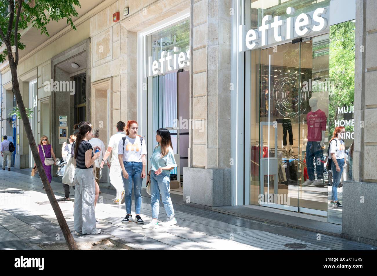 Madrid, Spanien. August 2023. Fußgänger spazieren vorbei an der spanischen Modemarke Inditex, Lefties, in Spanien. (Credit Image: © Xavi Lopez/SOPA Images via ZUMA Press Wire) NUR REDAKTIONELLE VERWENDUNG! Nicht für kommerzielle ZWECKE! Stockfoto