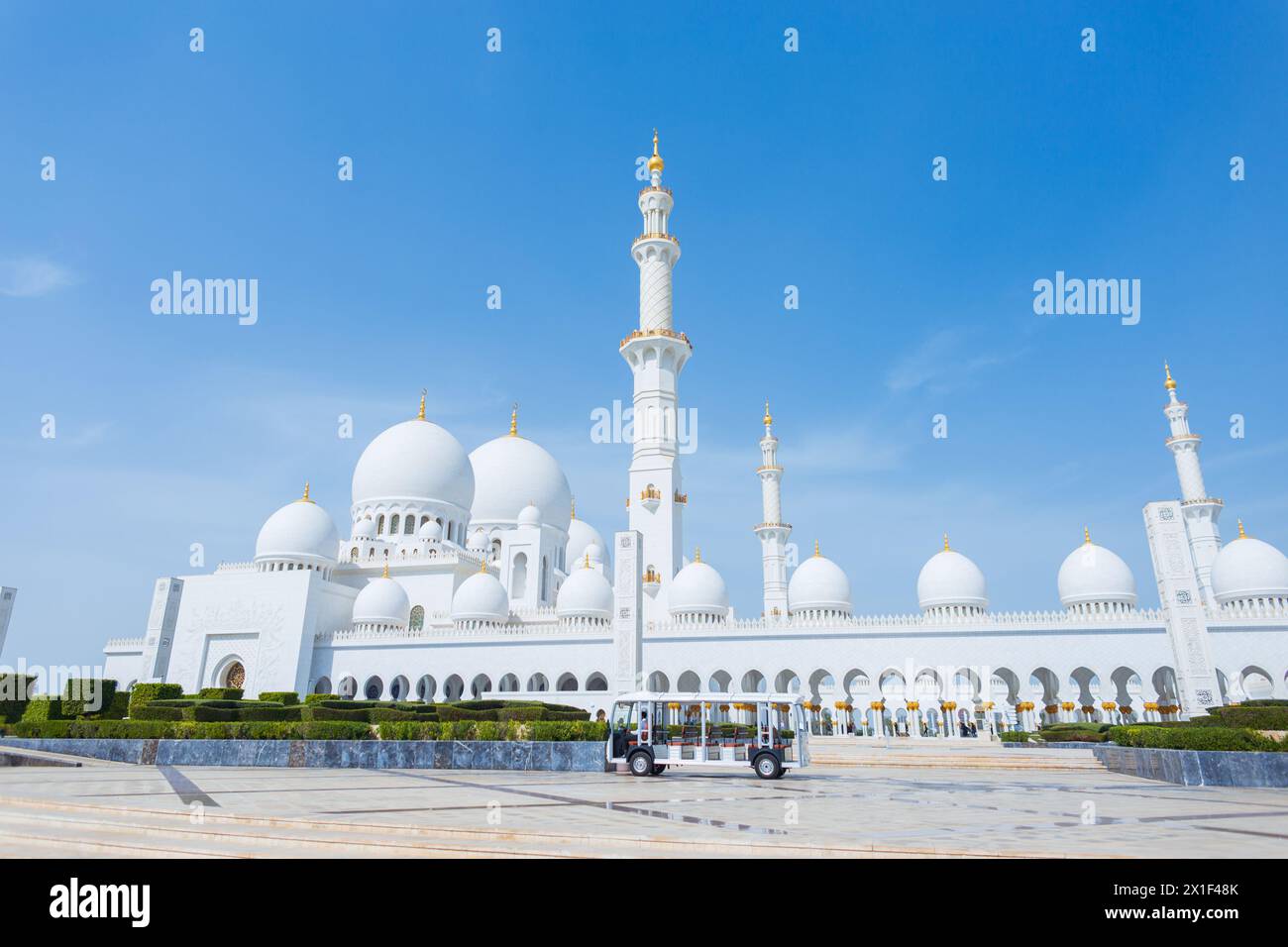 Scheich Zayed Grand Mosque Centre. Wunderschöne Moschee mit Minibus an Einem sonnigen Tag in Abu Dhabi Stockfoto