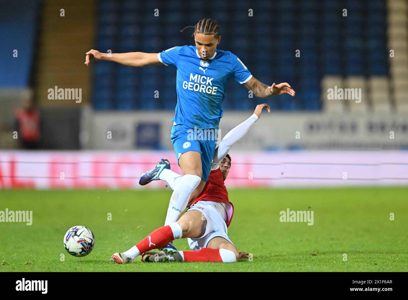 Jadel Katongo (2 Peterborough United) während des Spiels zwischen Peterborough und Fleetwood Town in der Sky Bet League 1 am Dienstag, den 16. April 2024. (Foto: Kevin Hodgson | MI News) Credit: MI News & Sport /Alamy Live News Stockfoto