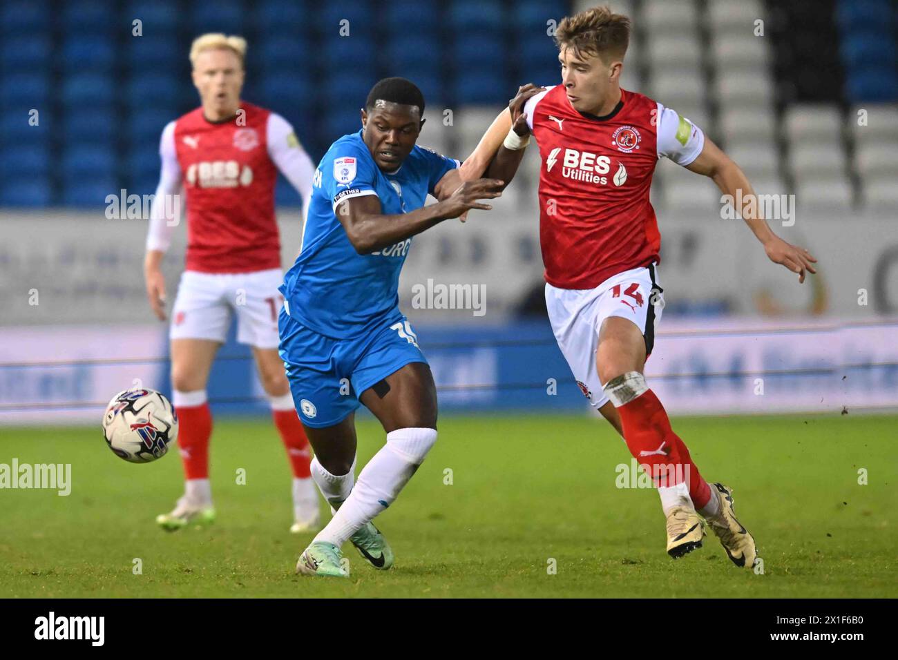 Ephron Mason Clarke (10 Peterborough United) und Tom Lonergan (14 Fleewood) kämpfen um den Ball während des Spiels der Sky Bet League 1 zwischen Peterborough und Fleetwood Town in der London Road, Peterborough am Dienstag, den 16. April 2024. (Foto: Kevin Hodgson | MI News) Credit: MI News & Sport /Alamy Live News Stockfoto