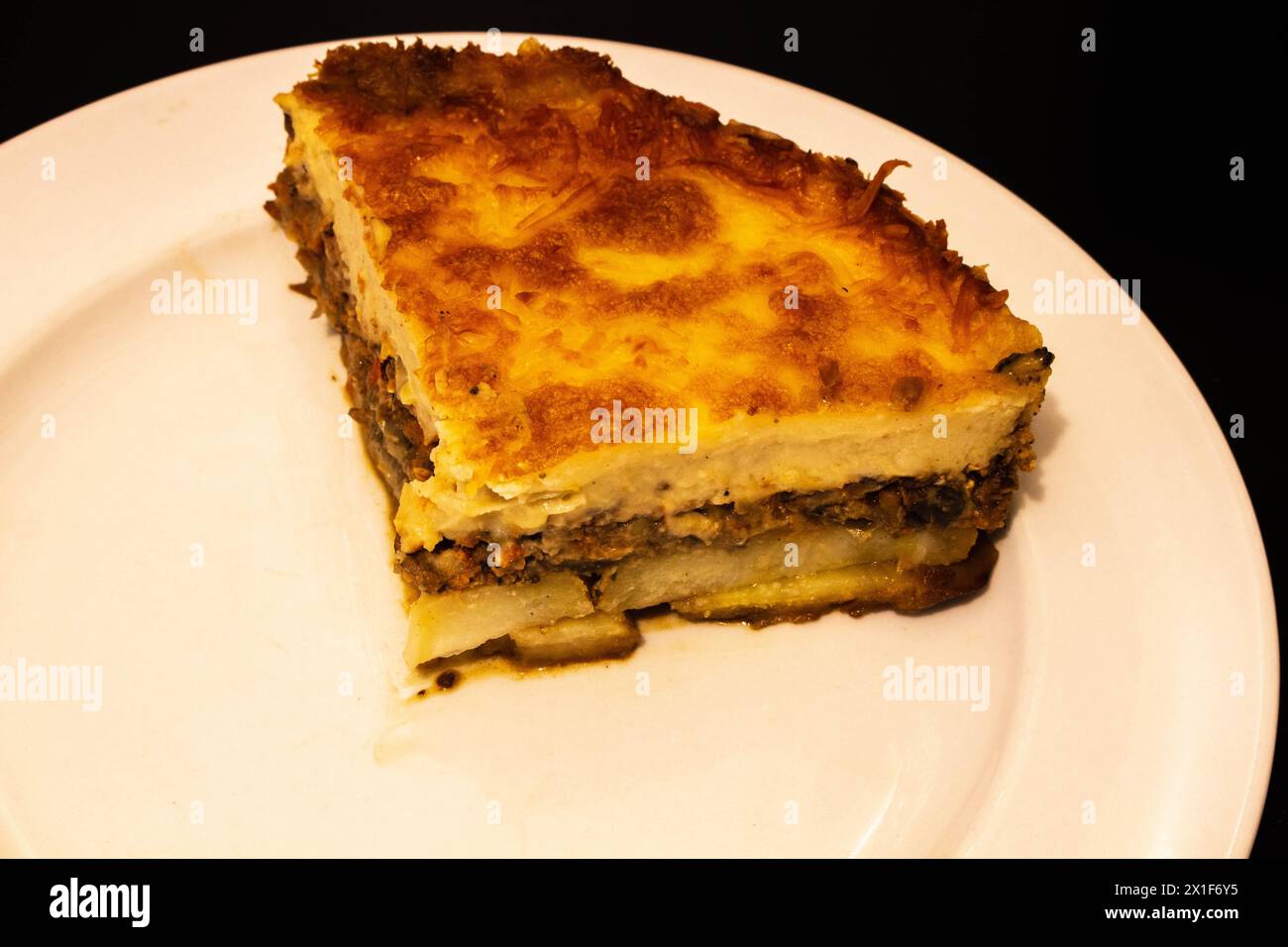 Genießen Sie die reiche kulinarische Tradition des Mittelmeers mit diesem verführerischen Moussaka-Teller. Schichten von zarten Auberginen, herzhaftem Hackfleisch und c Stockfoto