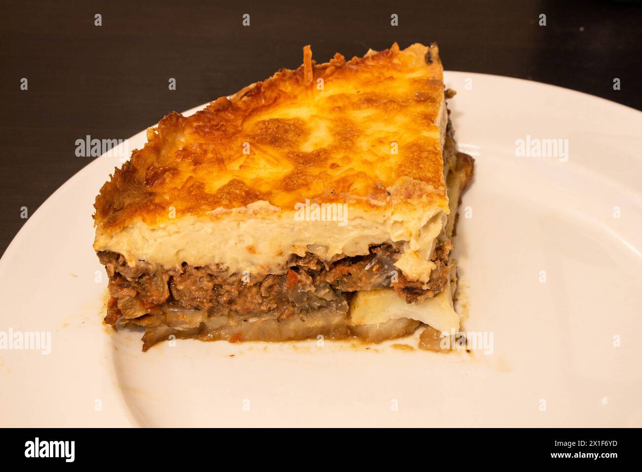 Genießen Sie die reiche kulinarische Tradition des Mittelmeers mit diesem verführerischen Moussaka-Teller. Schichten von zarten Auberginen, herzhaftem Hackfleisch und c Stockfoto