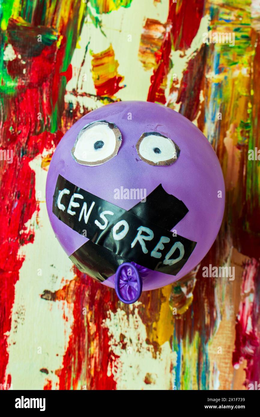 In einer lebhaften Gegenüberstellung von Farbe und Zwang sehen Sie dieses symbolische Bild mit einem Ballon mit verschlossenem Mund, der an einem Hinterkopf aufgehängt ist Stockfoto