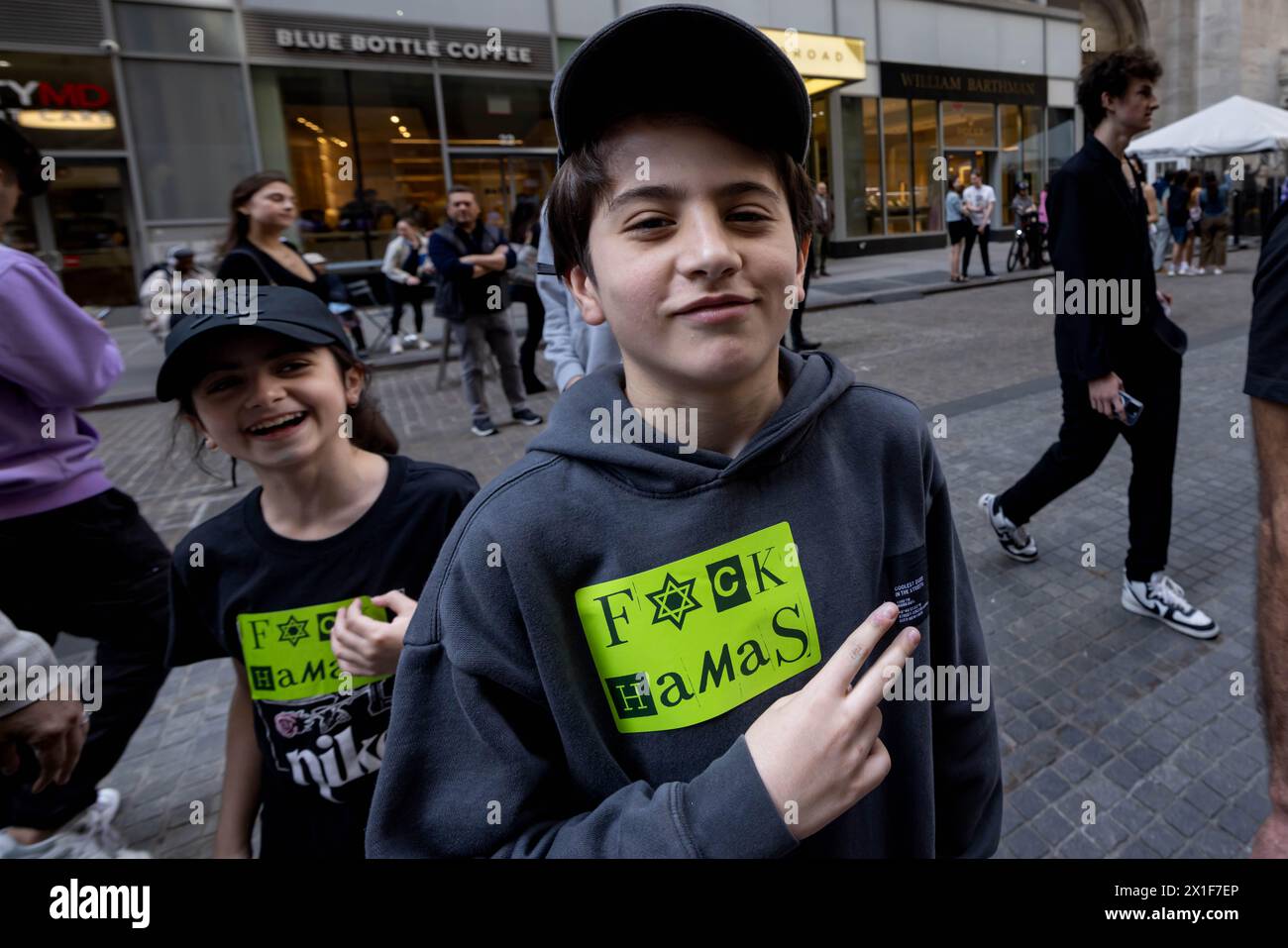 New York, Usa. April 2024. Pro-israelische Demonstranten tragen Aufkleber, auf denen die Hamas während der Proteste mit pro-palästinensischen Aktivisten vor der New Yorker Börse (NYSE) angeprangert wird. (Foto: Michael Nigro/Pacific Press) Credit: Pacific Press Media Production Corp./Alamy Live News Stockfoto