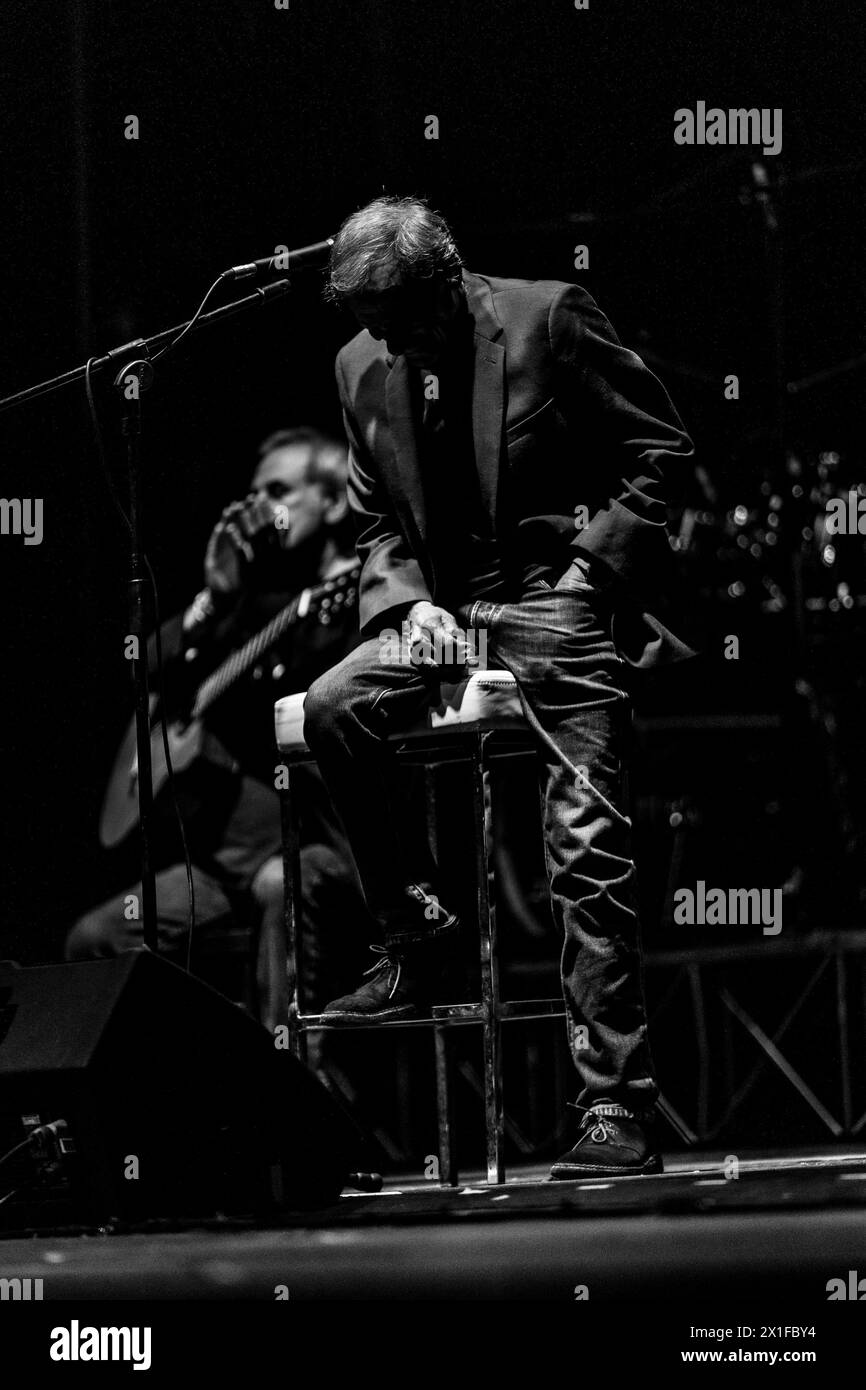 Genua, . April 2024. Roberto Vecchioni nimmt einen ausverkauften Auftritt im Teatro Carlo Felice in Genua auf. Der Singer-Songwriter erinnerte sich nicht an seinen Sohn Arrigo ein Jahr nach seinem Tod Credit: Independent Photo Agency/Alamy Live News Stockfoto