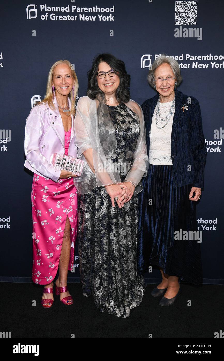 New York, USA. April 2024. Katie Danziger, Wendy stark, President & CEO von Planned Parenthood, und Peggy Danziger gehen auf dem roten Teppich bei der Planned Parenthood of Greater New York Spring into Action Gala, die am 16. April 2024 in der Cipriani South Street in New York, NY, stattfand. (Foto: Anthony Behar/SIPA USA) Credit: SIPA USA/Alamy Live News Stockfoto