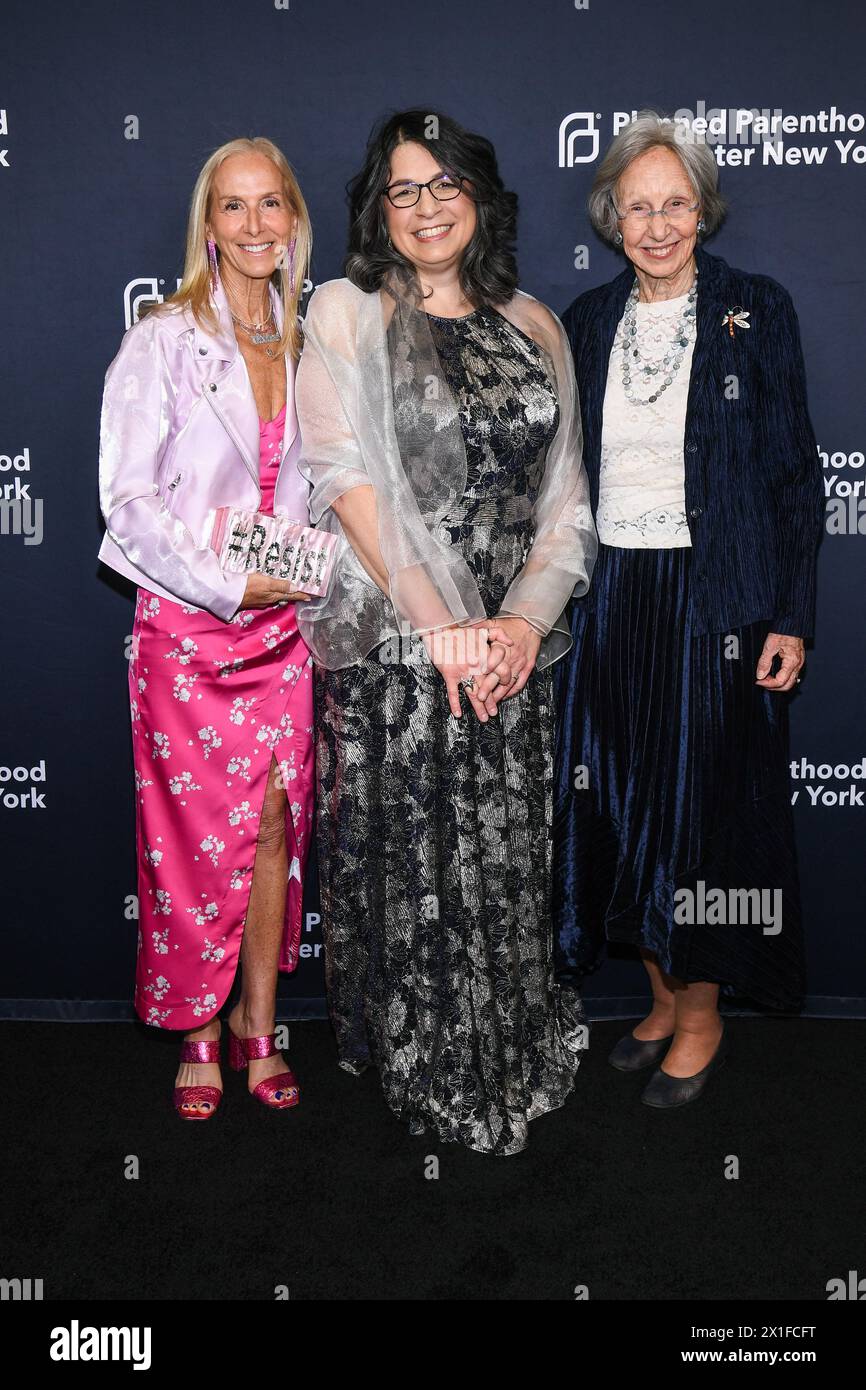 New York, USA. April 2024. Katie Danziger, Wendy stark, President & CEO von Planned Parenthood, und Peggy Danziger gehen auf dem roten Teppich bei der Planned Parenthood of Greater New York Spring into Action Gala, die am 16. April 2024 in der Cipriani South Street in New York, NY, stattfand. (Foto: Anthony Behar/SIPA USA) Credit: SIPA USA/Alamy Live News Stockfoto