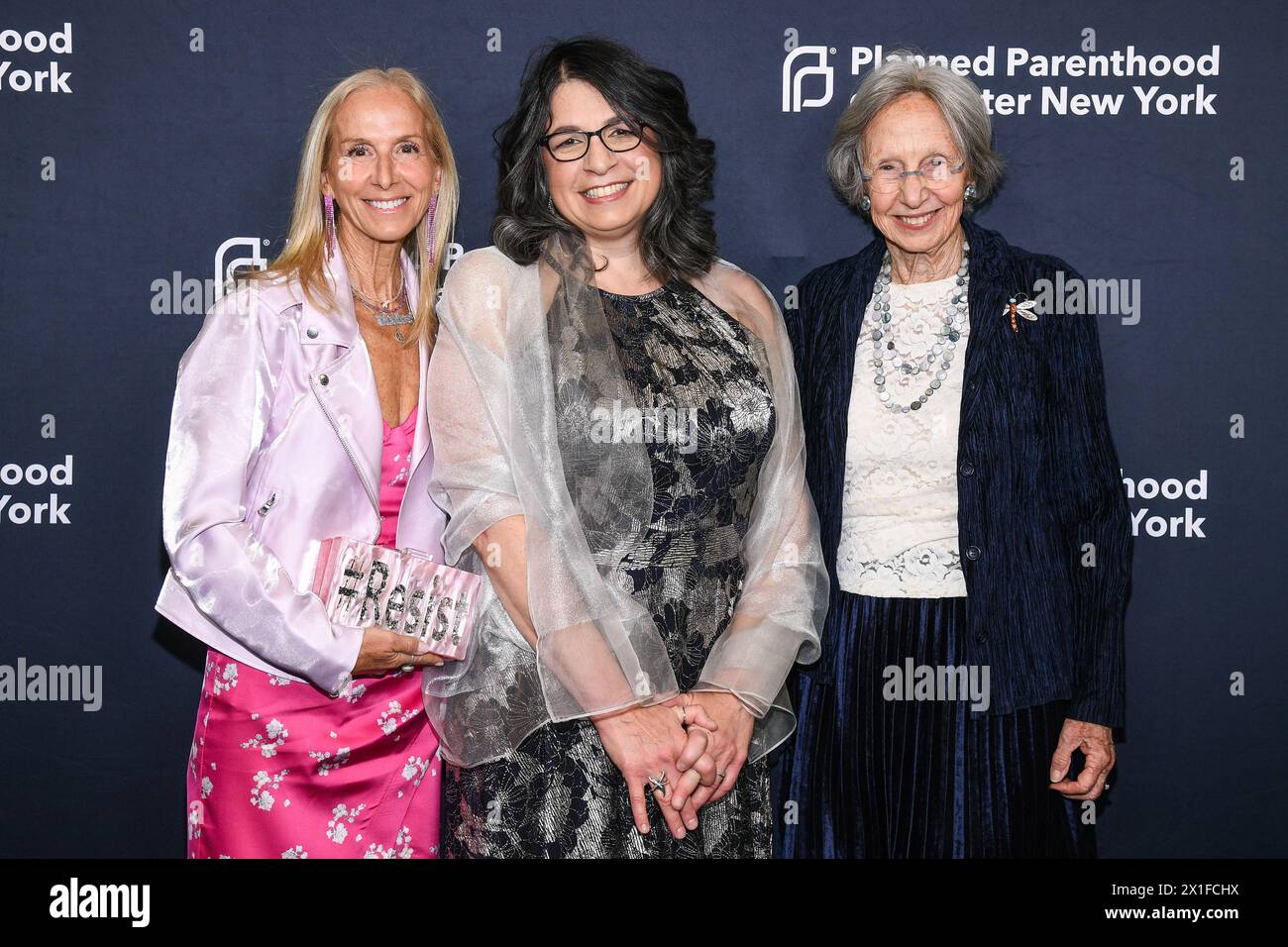New York, USA. April 2024. Katie Danziger, Wendy stark, President & CEO von Planned Parenthood, und Peggy Danziger gehen auf dem roten Teppich bei der Planned Parenthood of Greater New York Spring into Action Gala, die am 16. April 2024 in der Cipriani South Street in New York, NY, stattfand. (Foto: Anthony Behar/SIPA USA) Credit: SIPA USA/Alamy Live News Stockfoto
