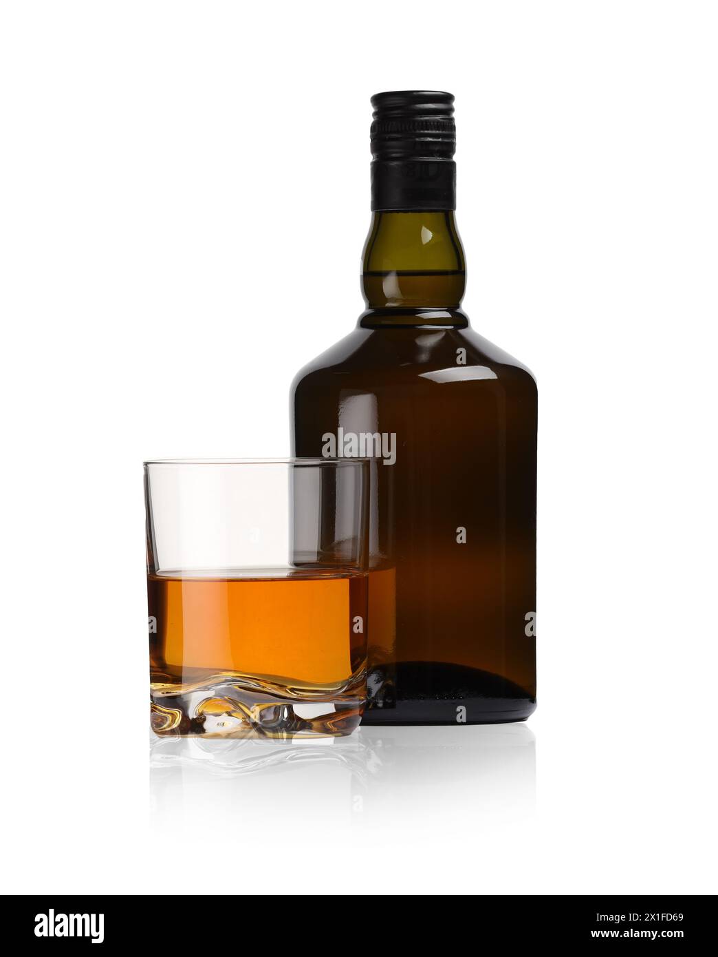 Glas und Flasche Whiskey isoliert auf weiß Stockfoto