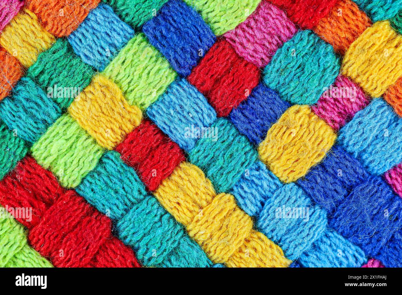 Buntes Garn, gewebt in einer Nahaufnahme Stockfoto