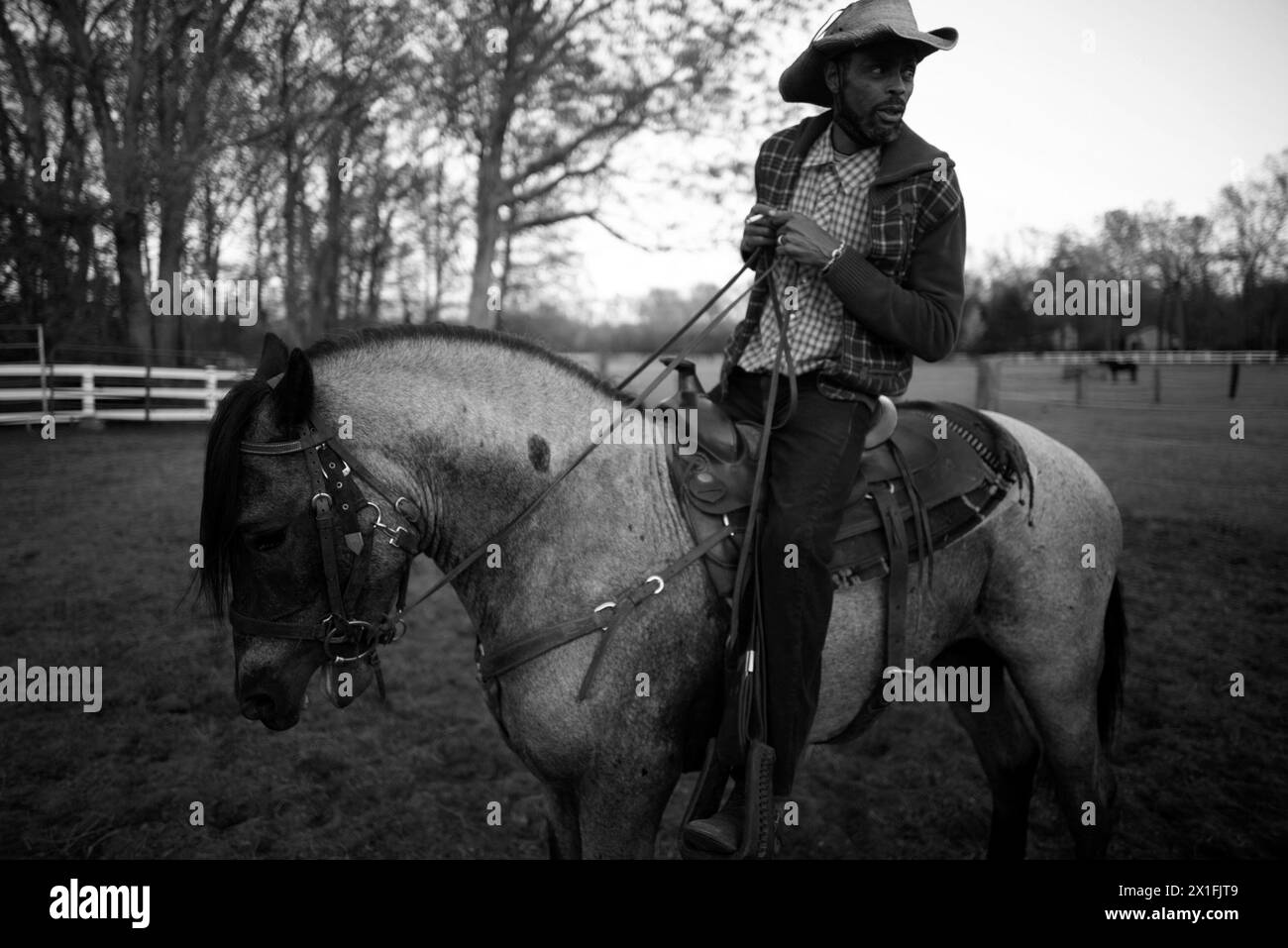 Acto, New Jersey, USA. Januar 2019. AL LYNCH aus Philadelphia spricht mit seinen Cowboys und Cowgirls mit seinem Pferd Azure Blue in Atco. Lynch nahm zusammen mit anderen Cowboys und Cowgirls aus Maryland, Pennsylvania, New York und New Jersey an den Spenden des Crazy Faith Riders für den Mt Teil. Nebo Holy Church Outreach Ministerium des Mt. Holly, N.J. Lynch wuchs in North Philadelphia in einem Teil namens The Village auf, reitete Pferde und ritt aus den Fletcher Street Stables. Lynch spielte sich selbst in der Netflix-Veröffentlichung Concrete Cowboy. (Kreditbild: © Brian Branch Pri Stockfoto