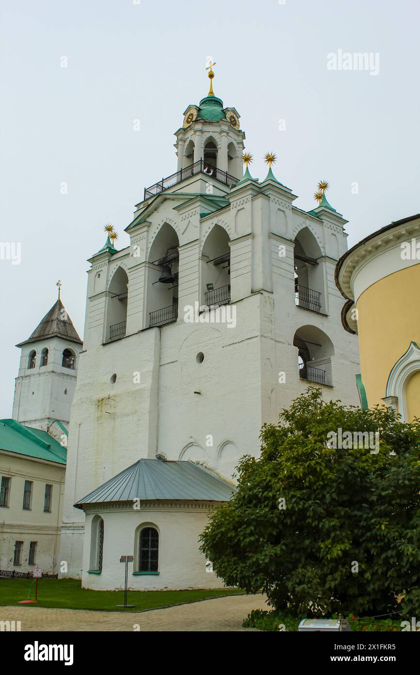 Jaroslawl; Kloster Spaso-Preobraschenski; Architektur des antiken Russland. Vertikales Bild Stockfoto