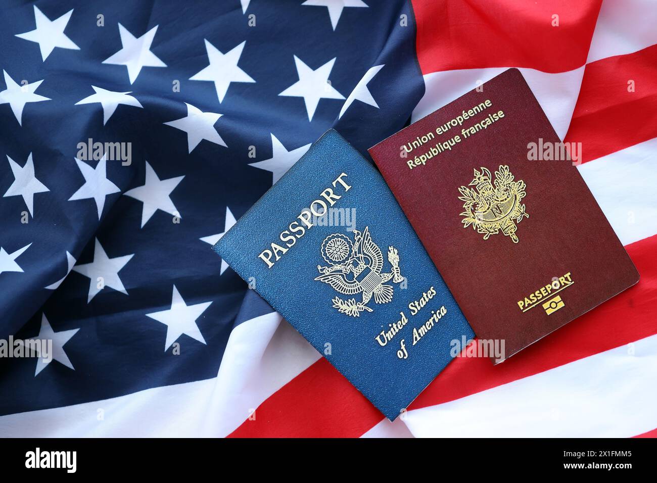 Pass von Frankreich mit US Pass auf Vereinigte Staaten von Amerika gefaltete Flagge aus nächster Nähe Stockfoto