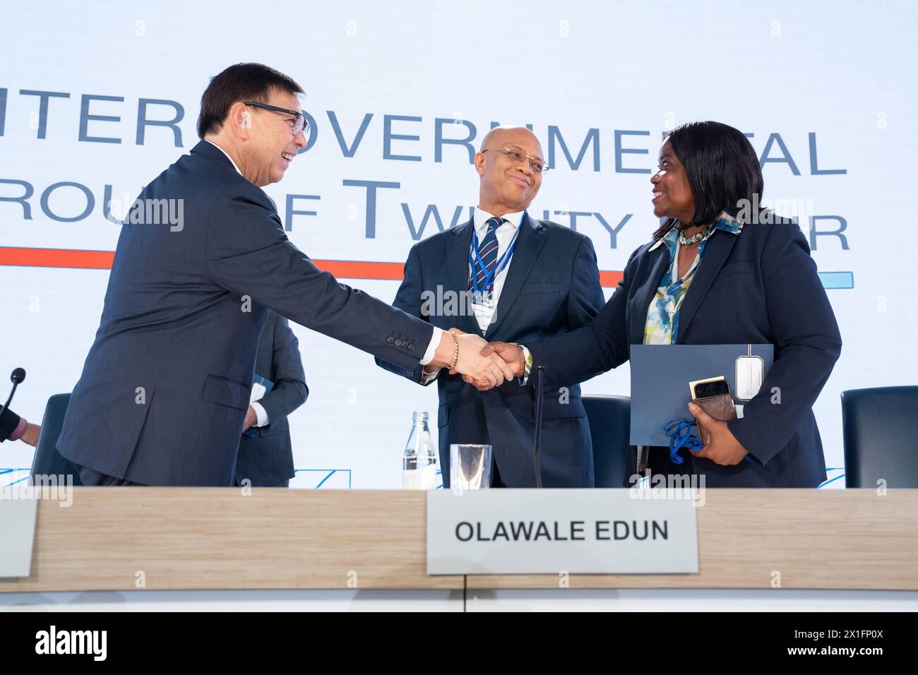 Philippinischer Finanzminister Ralph Recto (L), der nigerianische Finanzminister Olawale Edun (C) und das G-24-Sekretariat Iyabo Masha schütteln die Hand, nachdem sie eine Pressekonferenz der 24-köpfigen Weltgruppe über internationale Währungs- und Entwicklungsfragen (G-24) während der Frühjahrstagungen des IWF/der Weltbank-Gruppe am 16. April 2024 im IWF-Hauptquartier in Washington, DC, abgehalten hatten. Stockfoto