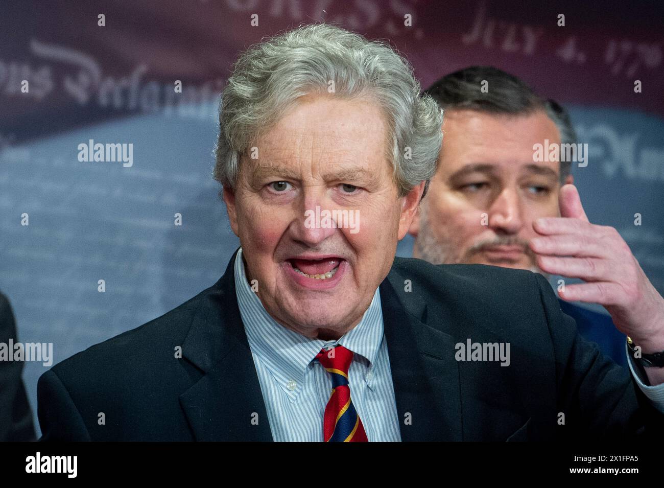 Der US-Senator John Neely Kennedy (Republikaner von Louisiana) kommentiert während einer Pressekonferenz zum Amtsenthebungsverfahren des DHS-Ministers Mayorkas im US-Kapitol in Washington, DC am Dienstag, den 16. April 2024. Quelle: Stange Lamkey/CNP Stockfoto