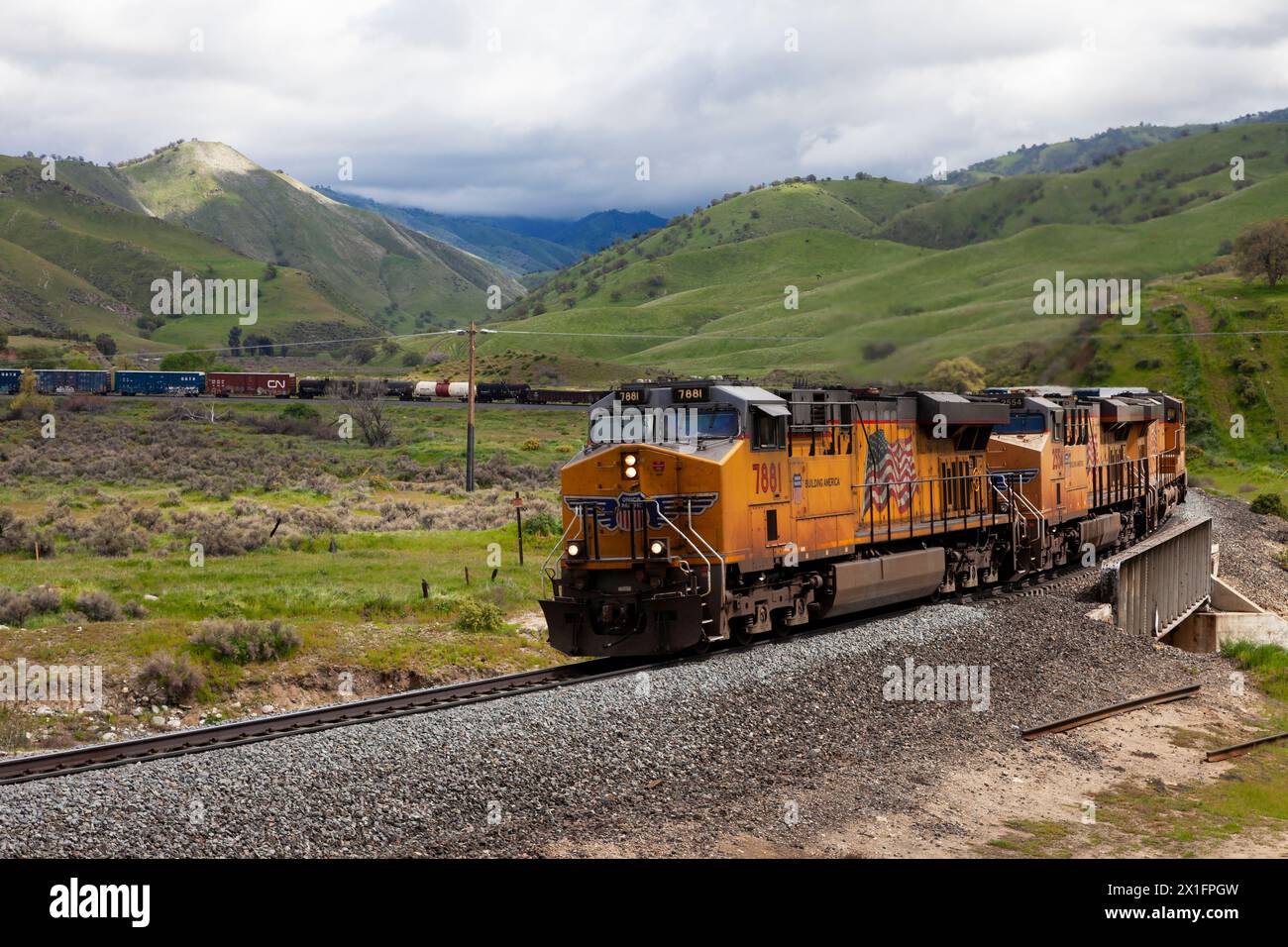 Die Union Pacific #7881, eine GE ES44AC-Lokomotive, führt eine gemischte Fracht in Richtung Osten bei Caliente in den Tehachapi-Ausläufern. Stockfoto