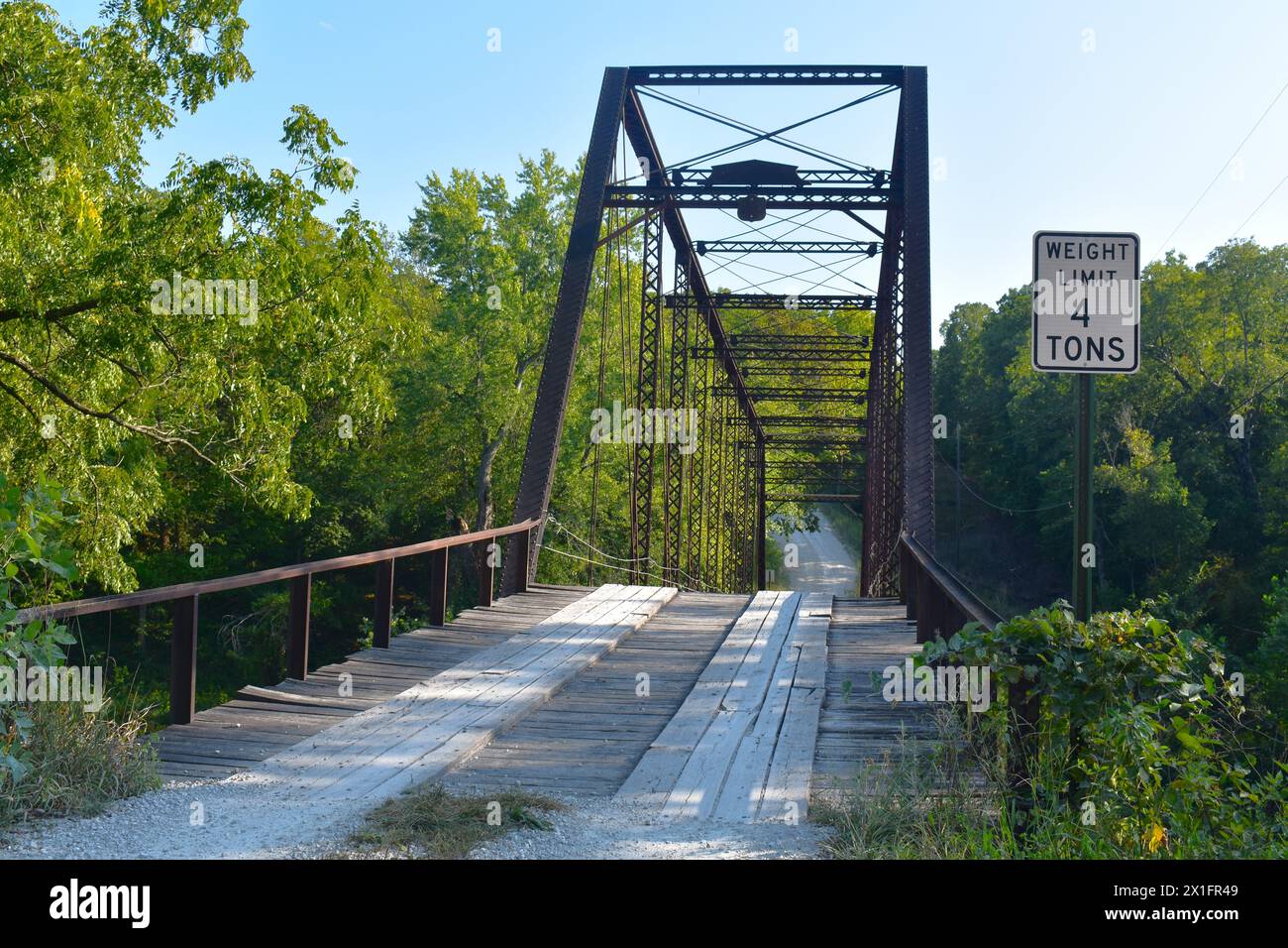 Die William's Bend Bridge, auch bekannt als Rough Holler Bridge, ist eine historische Stahlfachwerkbrücke, die den Fluss Pomme de Terre in der Nähe von Hermitage, Missouri, USA, überspannt. Stockfoto