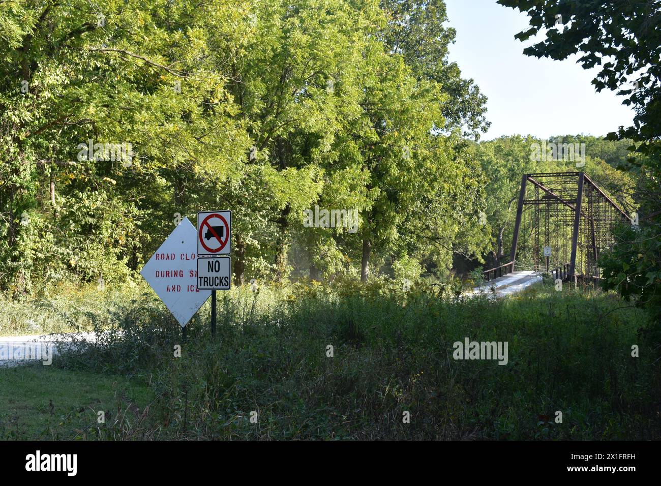 Die William's Bend Bridge, auch bekannt als Rough Holler Bridge, ist eine historische Stahlfachwerkbrücke, die den Fluss Pomme de Terre in der Nähe von Hermitage, Missouri, USA, überspannt. Stockfoto