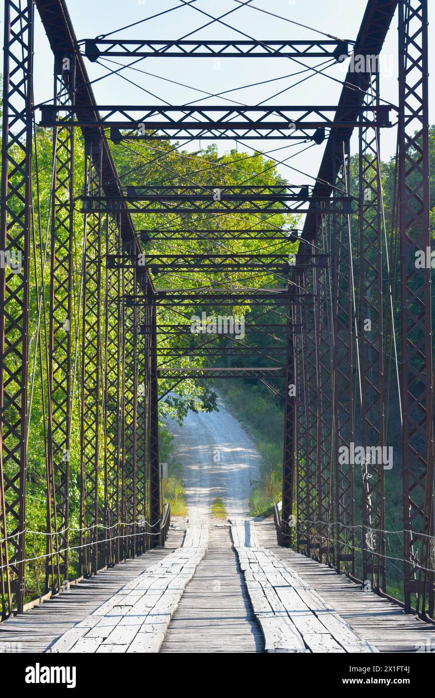 Die William's Bend Bridge, auch bekannt als Rough Holler Bridge, ist eine historische Stahlfachwerkbrücke, die den Fluss Pomme de Terre in der Nähe von Hermitage, Missouri, USA, überspannt. Stockfoto