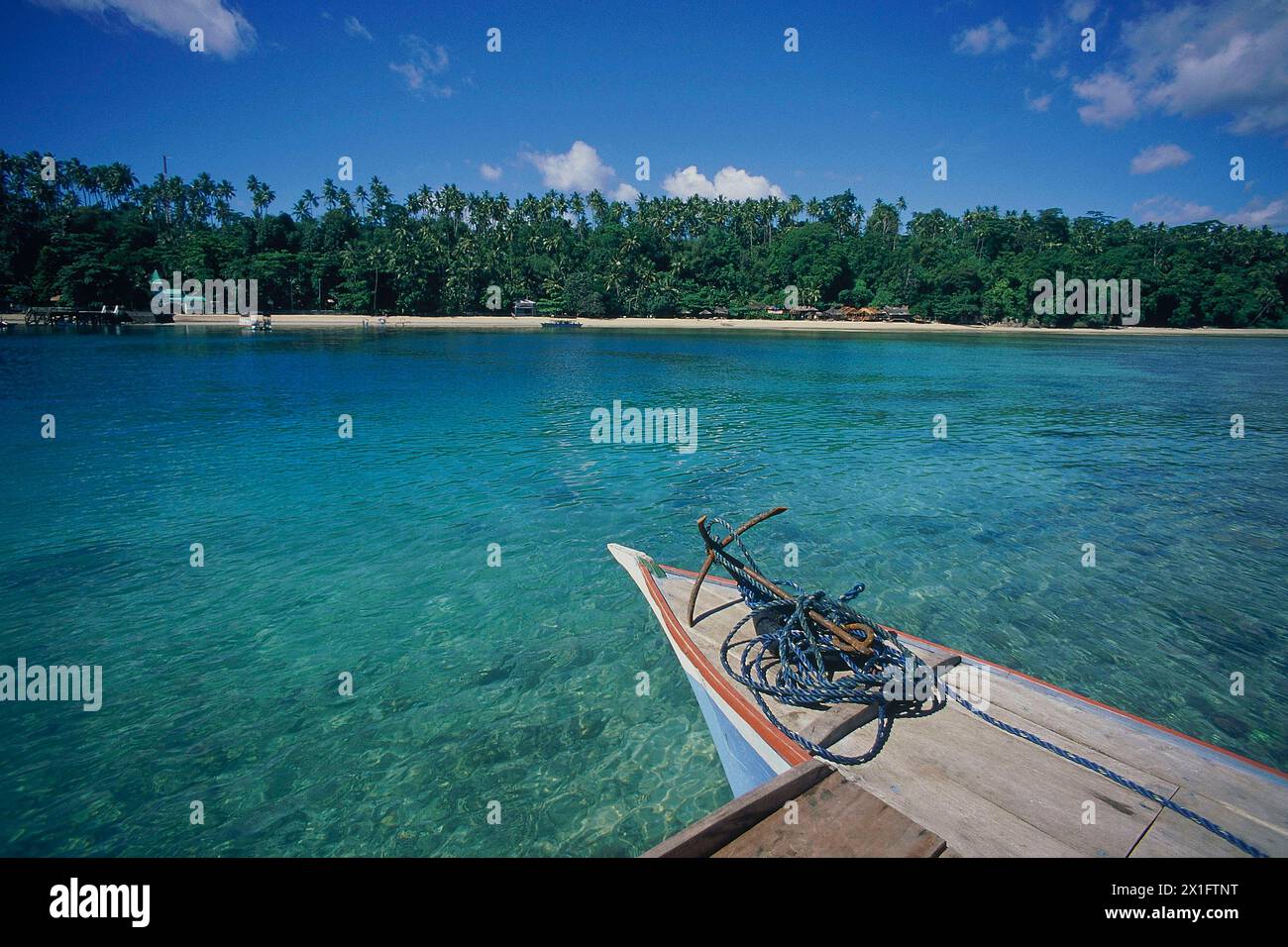 Holzboot nähert sich Bunaken Island, aufgenommen 1995, in der Nähe von Manado, Sulawesi, Indonesien Stockfoto