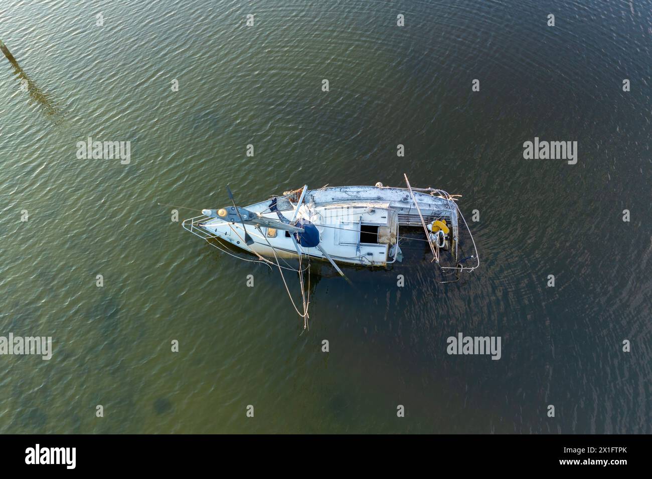 Halb versunkene Segelyacht kenterte in flachen Gewässern der Bucht nach dem Hurrikan Ian in Manasota, Florida Stockfoto