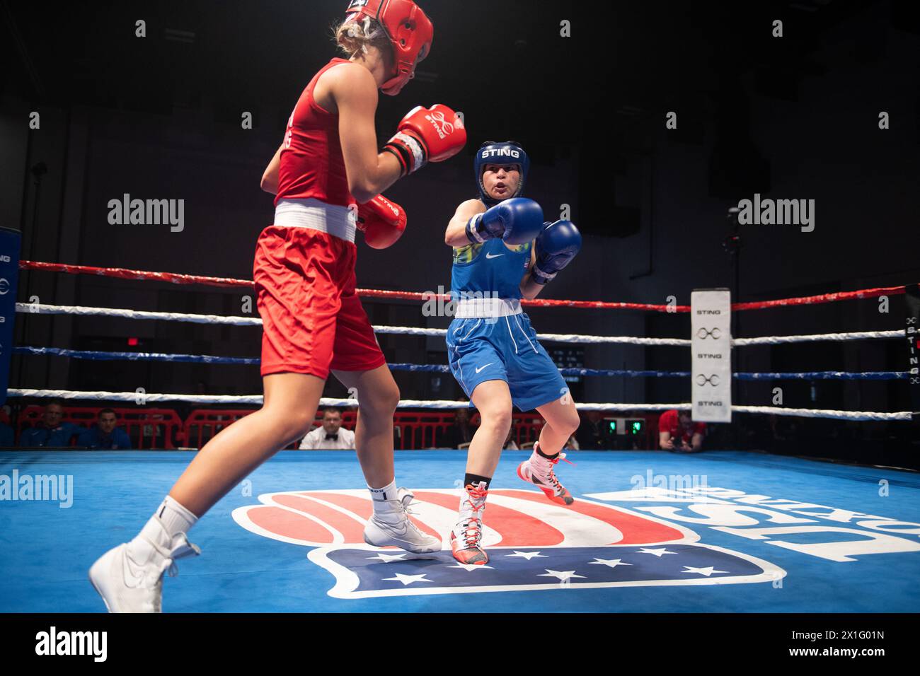 Pueblo, Colorado, USA. April 2024. Jennifer Lozano aus den Vereinigten Staaten (Blue) besiegt Sofie Rosshaug aus Dänemark in einem 50 kg schweren Vorkampf der Frauen. Quelle: Casey B. Gibson/Alamy Live News Stockfoto