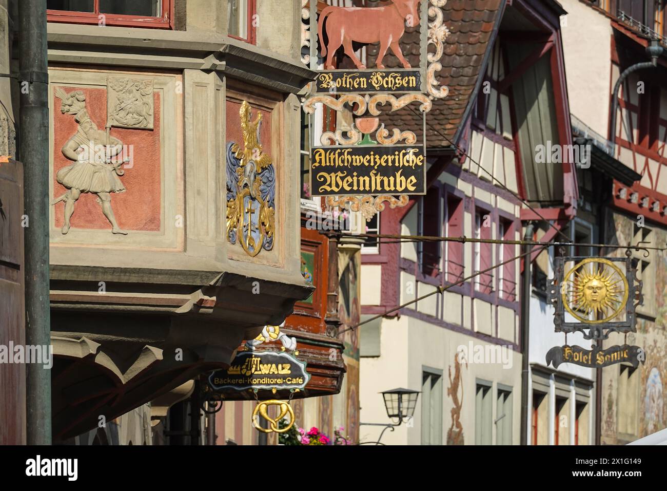 Stein am Rhein, Schweiz - 22. September 2022: Malerische Fresken und antike Schilder zieren die mittelalterlichen Gebäude in der Altstadt von Stein am Rhein in Canto Stockfoto