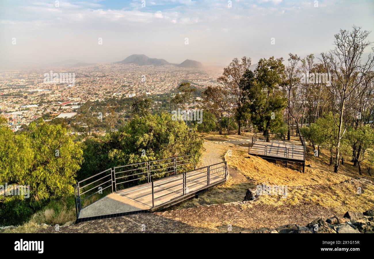 Vulkangrat in Mexiko-Stadt aus Sicht des Nationalparks Cerro de la Estrella in Mexiko Stockfoto