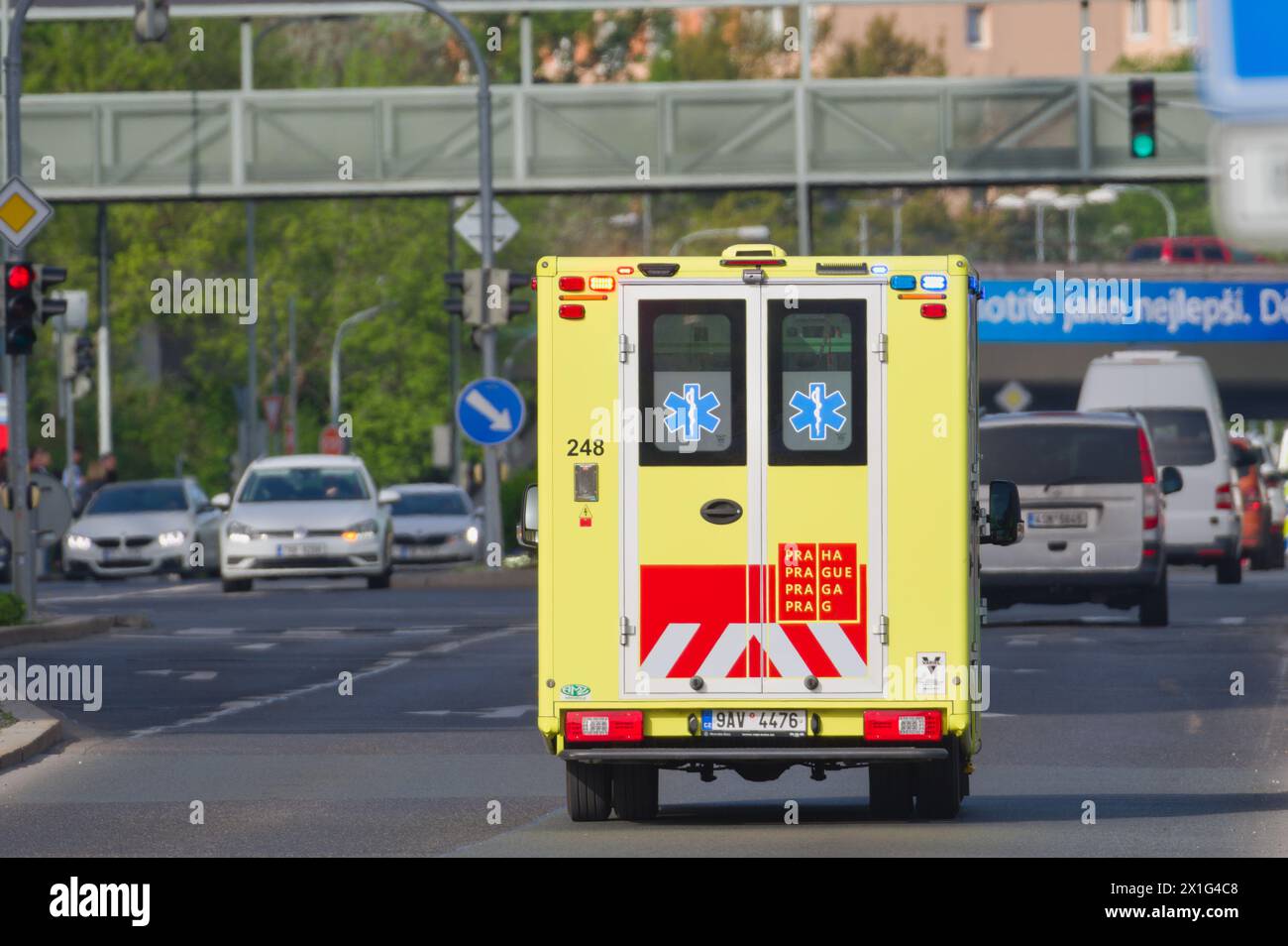 Prag, Tschechische republik - 11. April 2024: Krankenwagen in Prag. Medizinische Notfälle. Medizinische Notdienste. Tschechische republik. Stockfoto