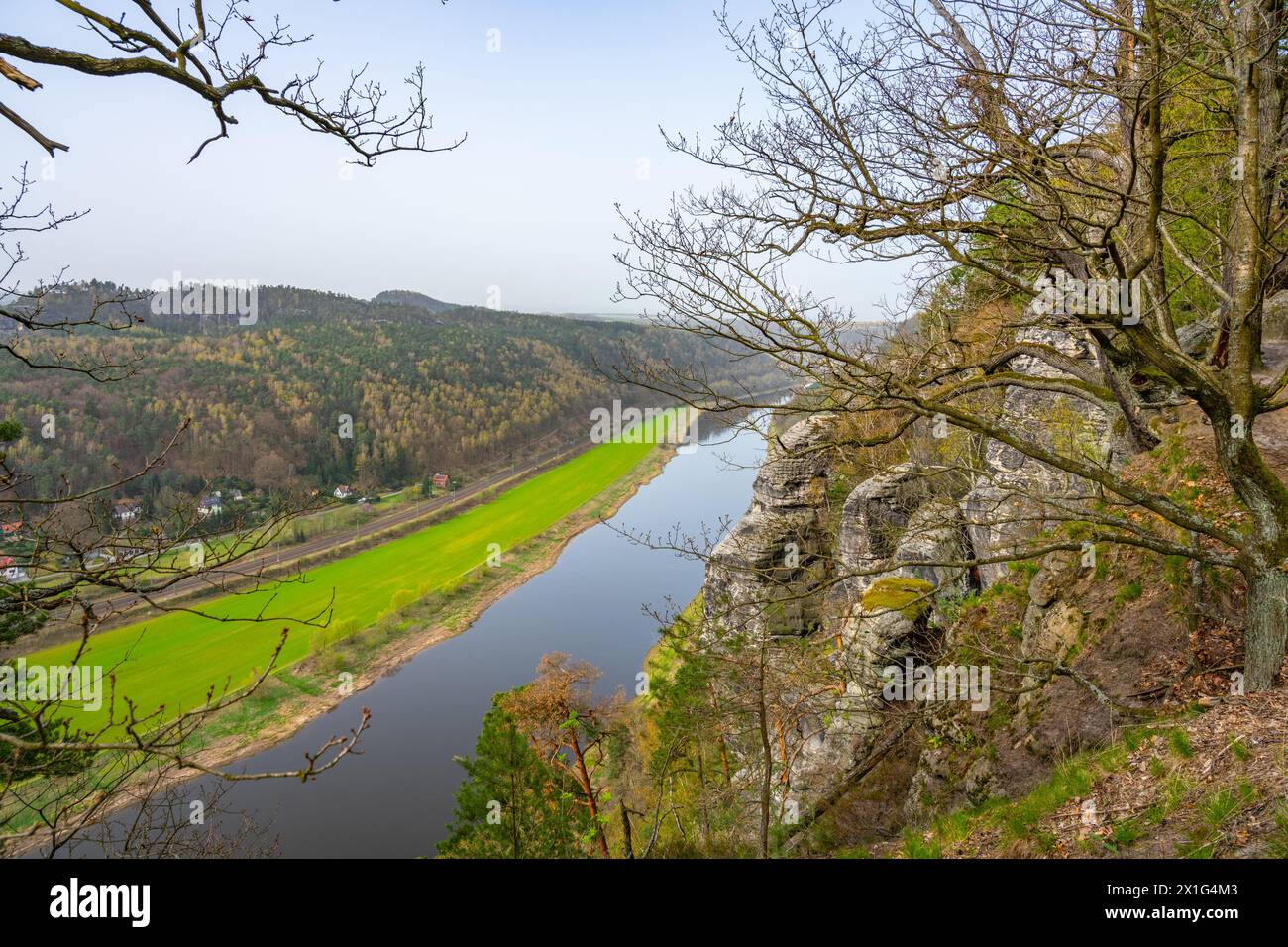 Mit Blick auf die Serpentine Elbe, die sich im Frühling von den Bastei-Klippen durch den Nationalpark Sächsische Schweiz schneidet. Deutschland Stockfoto