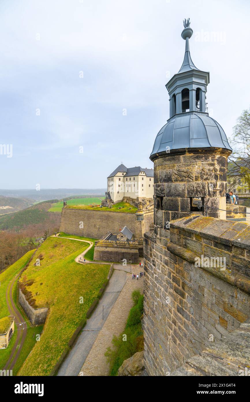 Der Wachturm der Festung Königstein steht vor einer ruhigen Kulisse aus sächsischen grünen Hügeln und gewundenen Flüssen. Deutschland Stockfoto