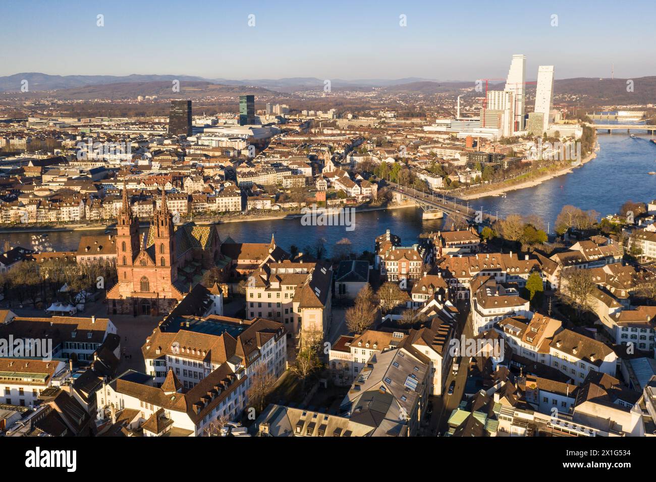 Basel, Schweiz: Aus der Vogelperspektive auf die Basler Altstadt, den Dom und den Büroturm entlang des Rheins am späten Nachmittag in der Schweiz Stockfoto