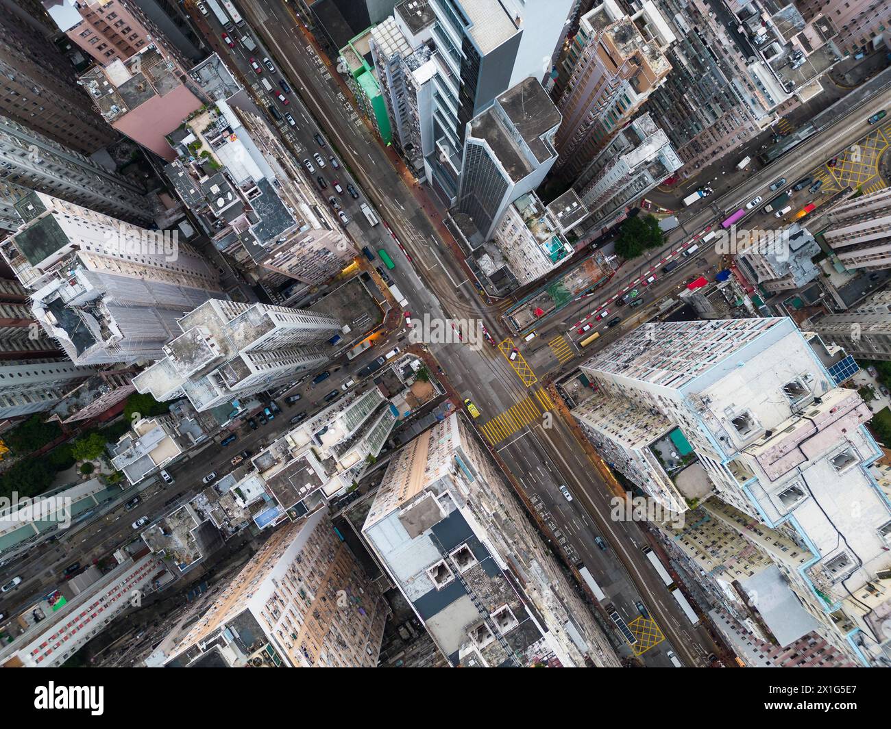North Point, Hongkong: Aus der Vogelperspektive auf eine Straßenkreuzung im sehr überfüllten North Point District auf der Insel Hongkong in China Stockfoto