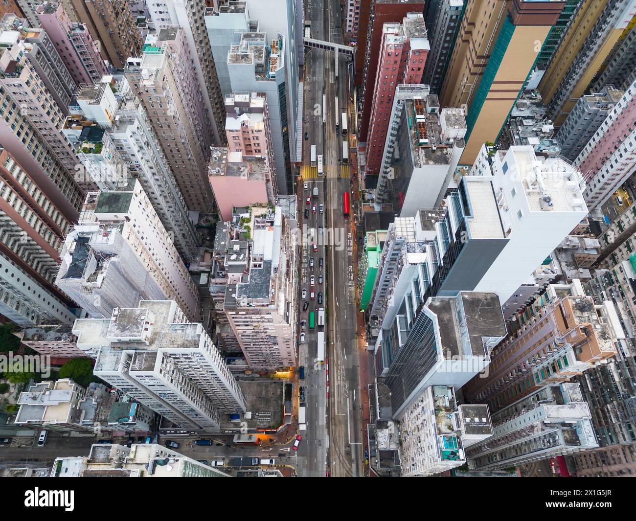 North Point, Hongkong: Dramatischer Blick auf die King's Road im überfüllten North Point District auf der Insel Hongkong Stockfoto