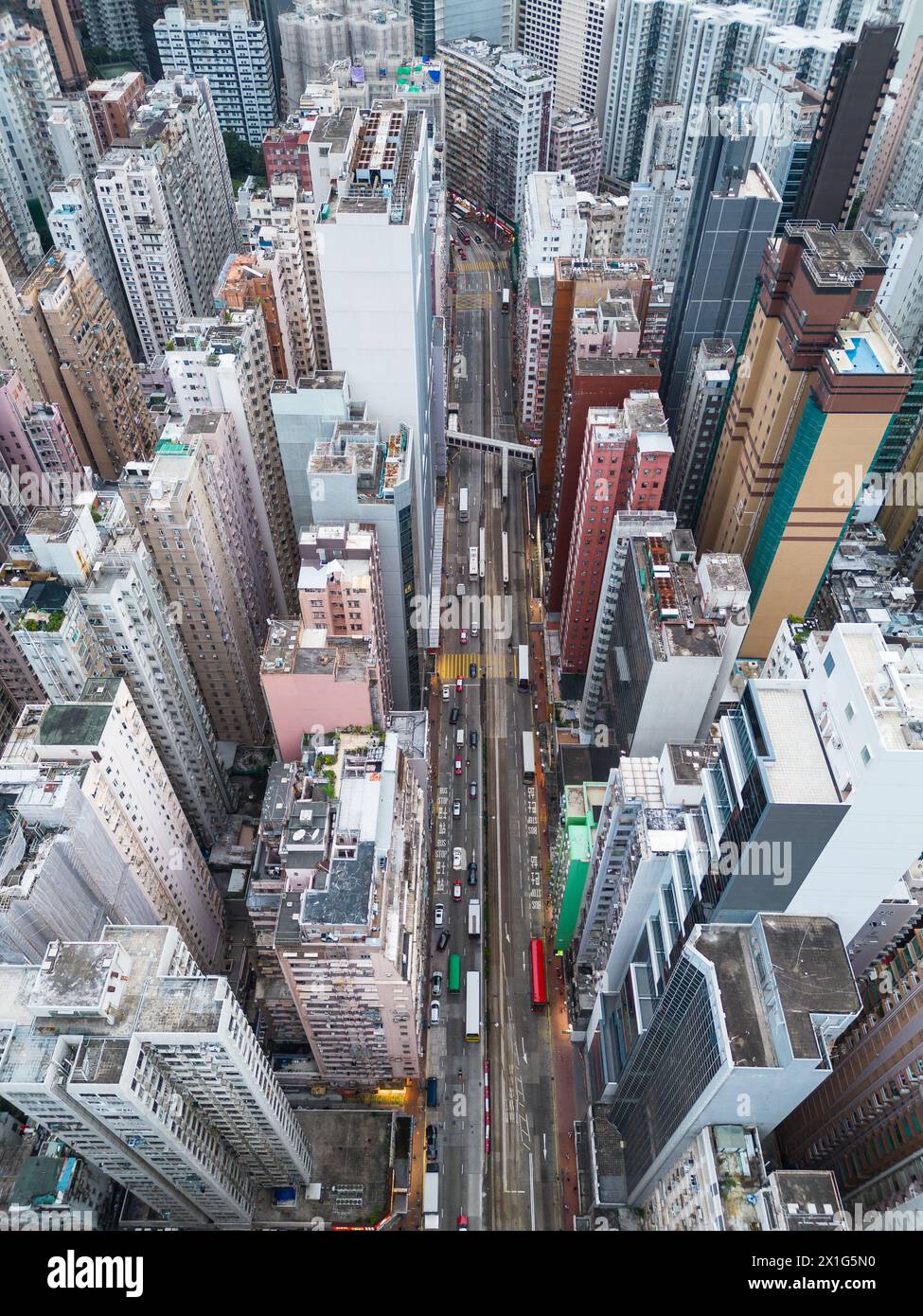 North Point, Hongkong: Dramatischer Blick auf die King's Road im überfüllten North Point District auf der Insel Hongkong Stockfoto