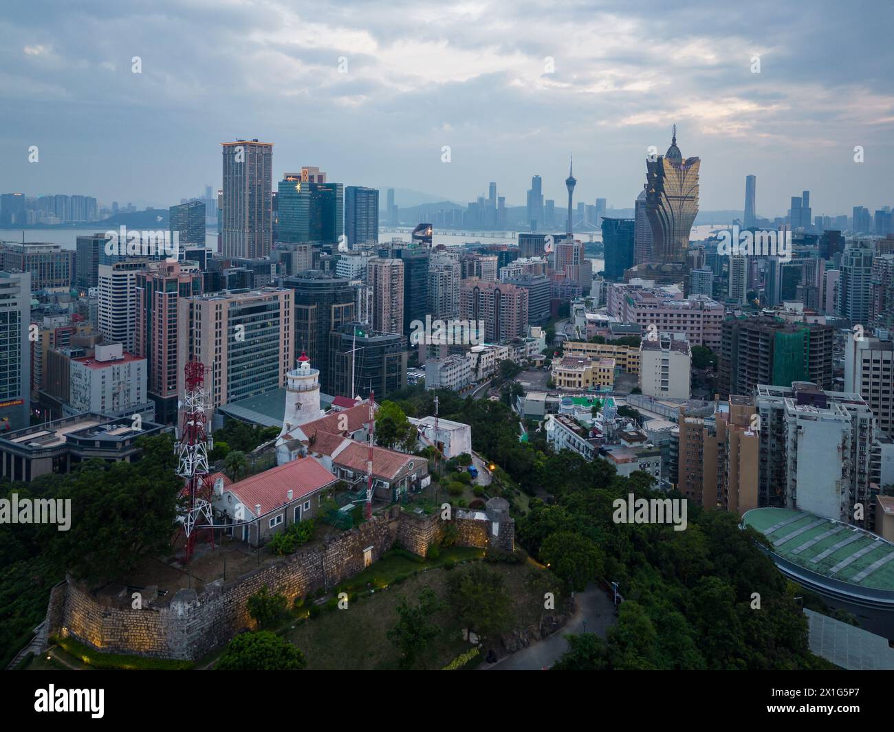 Macau, China - 16. Oktober 2023: Blick aus der Vogelperspektive auf den Hügel Guia und die Festung mit Blick auf die Skyline von Macau mit dem berühmten Grand Lisboa Casino in China Stockfoto