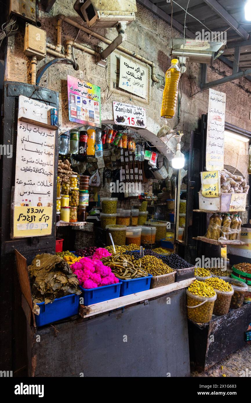 Jerusalem, Israel – 24. Februar 2023: Im muslimischen Viertel in der Altstadt Jerusalems werden verschiedene frische Lebensmittel wie Oliven und Gewürze verkauft. Stockfoto