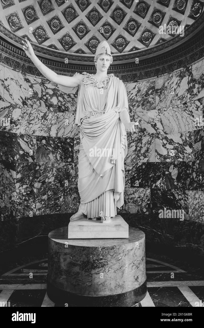 Die majestätische Statue Athena of Velletri steht hoch im Louvre und zeigt antike Kunst. Paris, Frankreich. Schwarzweißbild. Stockfoto