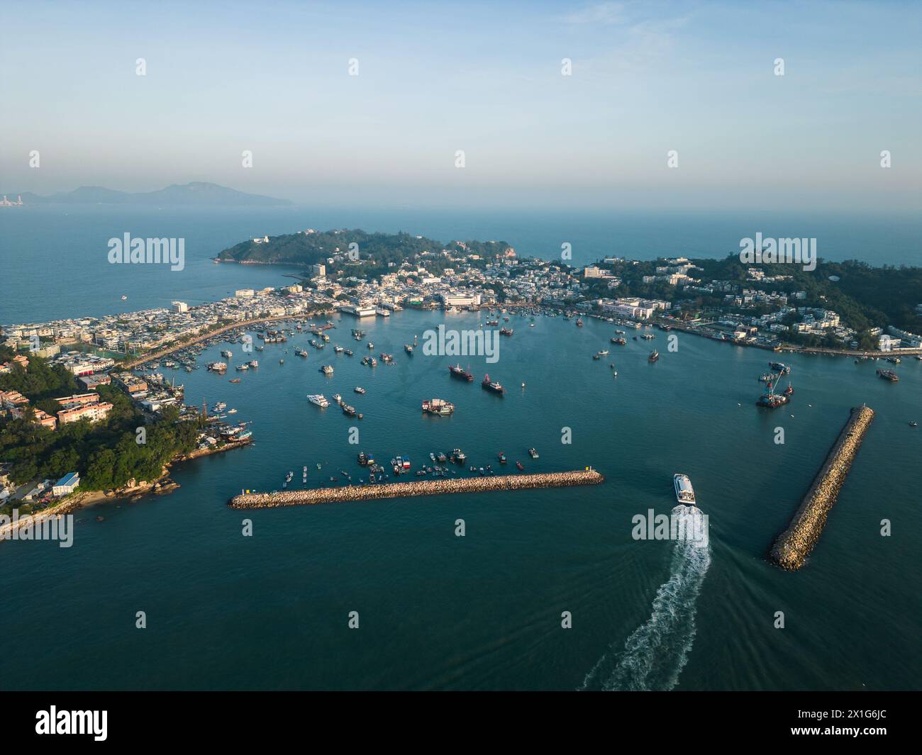 Cheung Chau, Hongkong: Aus der Vogelperspektive eines Schiffes in Richtung der Insel Cheung Chau, Fischerhafen in Hongkong. Stockfoto
