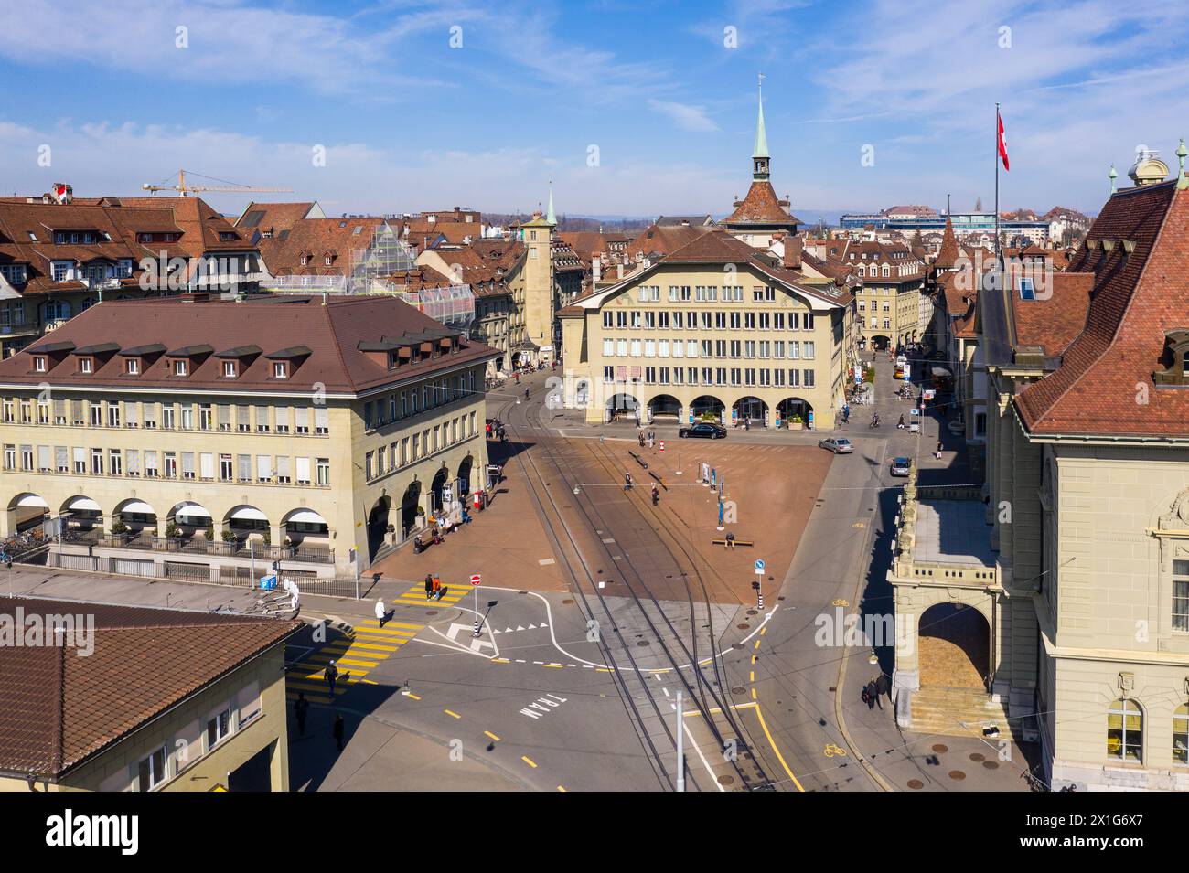 Bern, Schweiz: Luftansicht auf den Casinoplatz in der Berner Altstadt in der Schweizer Hauptstadt an einem sonnigen Tag. Stockfoto
