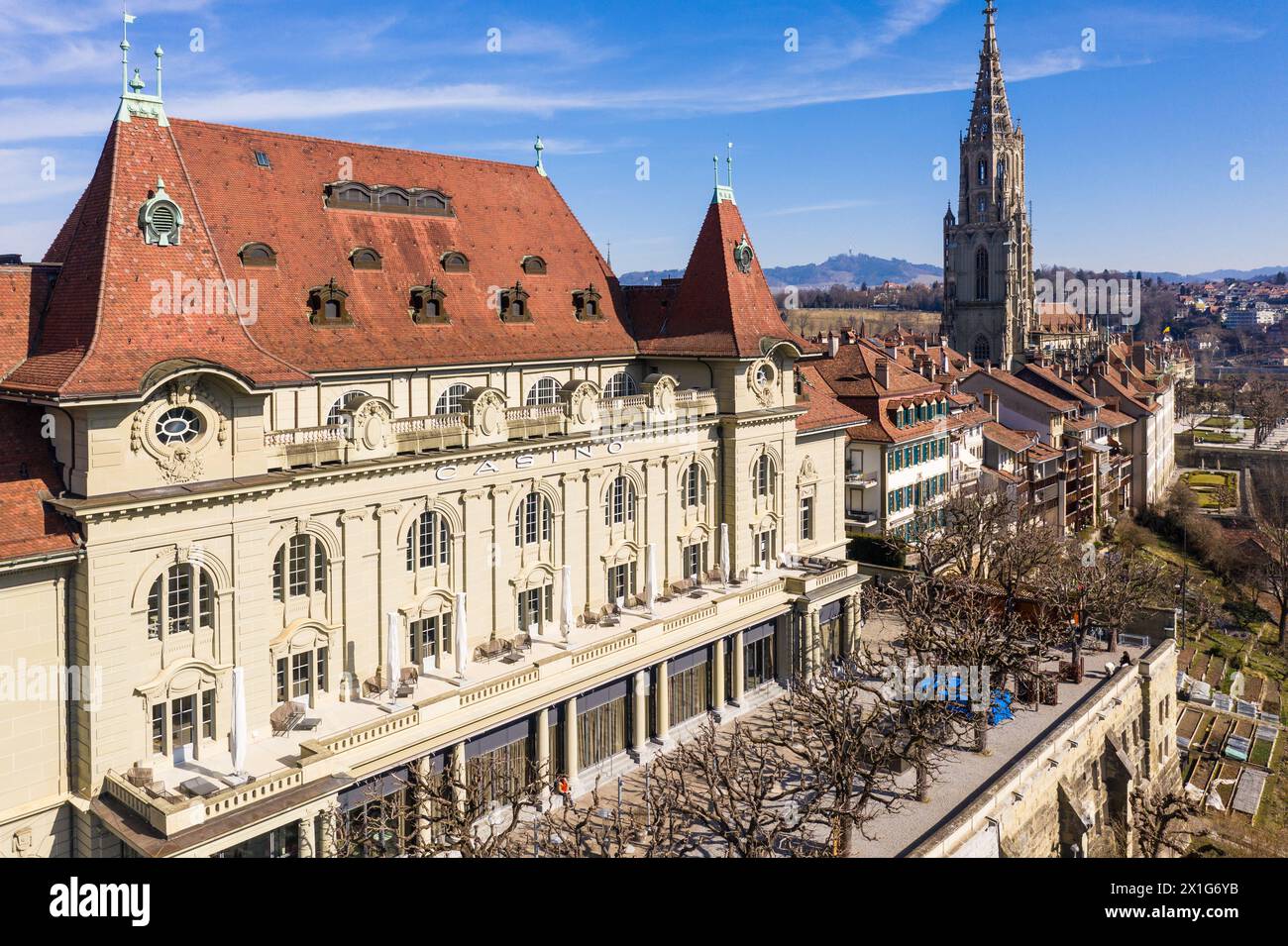 Bern, Schweiz - 01. März 2023: Aus der Luft des Barockkasinos Bern, eines Kultur- und Speisesaals und des Doms in der Schweizer Hauptstadt c Stockfoto