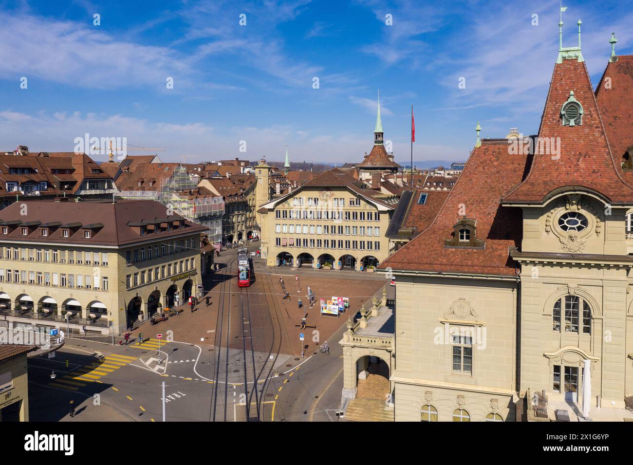 Bern, Schweiz - 01. März 2023: Aus der Luft eines Straßenbahnwagens, der durch den Casinoplatz am Casnio Bern in der Hauptstadt der Schweiz fährt Stockfoto