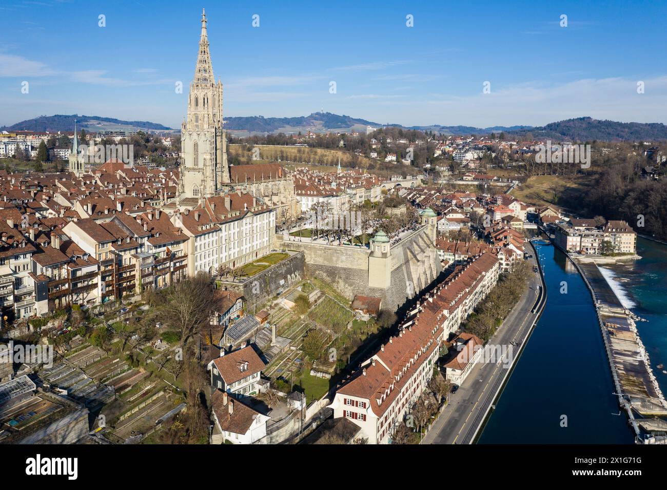 Bern, Schweiz: Aus der Vogelperspektive des Berner Doms entlang der Aar in der mittelalterlichen Altstadt der Schweizer Hauptstadt an einem sonnigen Wintertag Stockfoto