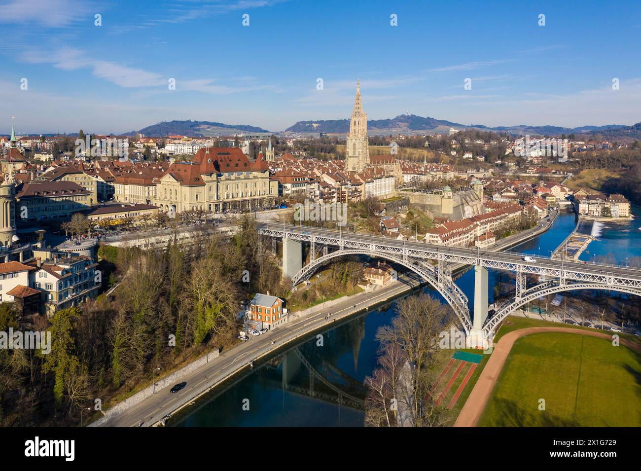 Bern, Schweiz: Aus der Vogelperspektive der mittelalterlichen Altstadt Berns mit dem Dom und der Kirchenfeldbrücke über die Aar bei sonniger Winterzeit Stockfoto