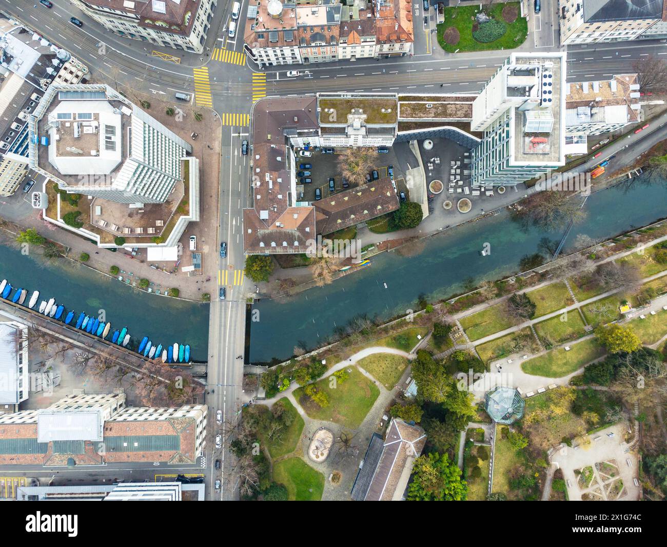 Zürich, Schweiz: Von oben nach unten Blick auf das Zürcher Geschäfts- und Finanzviertel entlang des Schanzenkanals mit dem Alten Botanischen Garten in der Schweiz Stockfoto