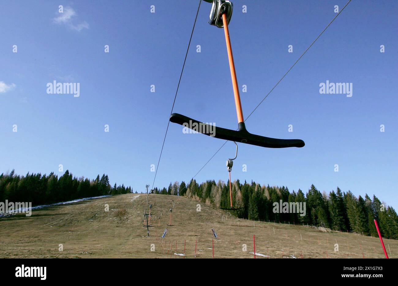 Ein Skilift auf einer schneefreien Skipiste in der Hutterer-Hoess in Hinterstoder am 30. November 2006. - 20061201 PD4219 - Rechteinfo: Rechte verwaltet (RM) Stockfoto