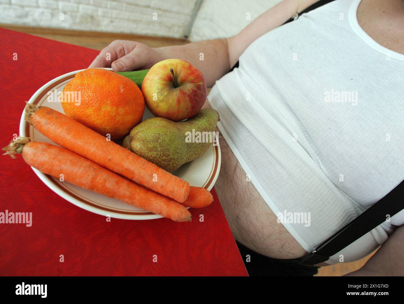 Feature - fettleibiger Mann und ein Teller mit Gemüse und Obst. - 20070305 PD4226 - Rechteinfo: Rechte verwaltet (RM) Stockfoto